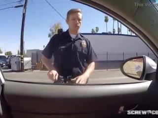 Apanhada! negra senhora fica preso a chupar fora um policial durante rally!